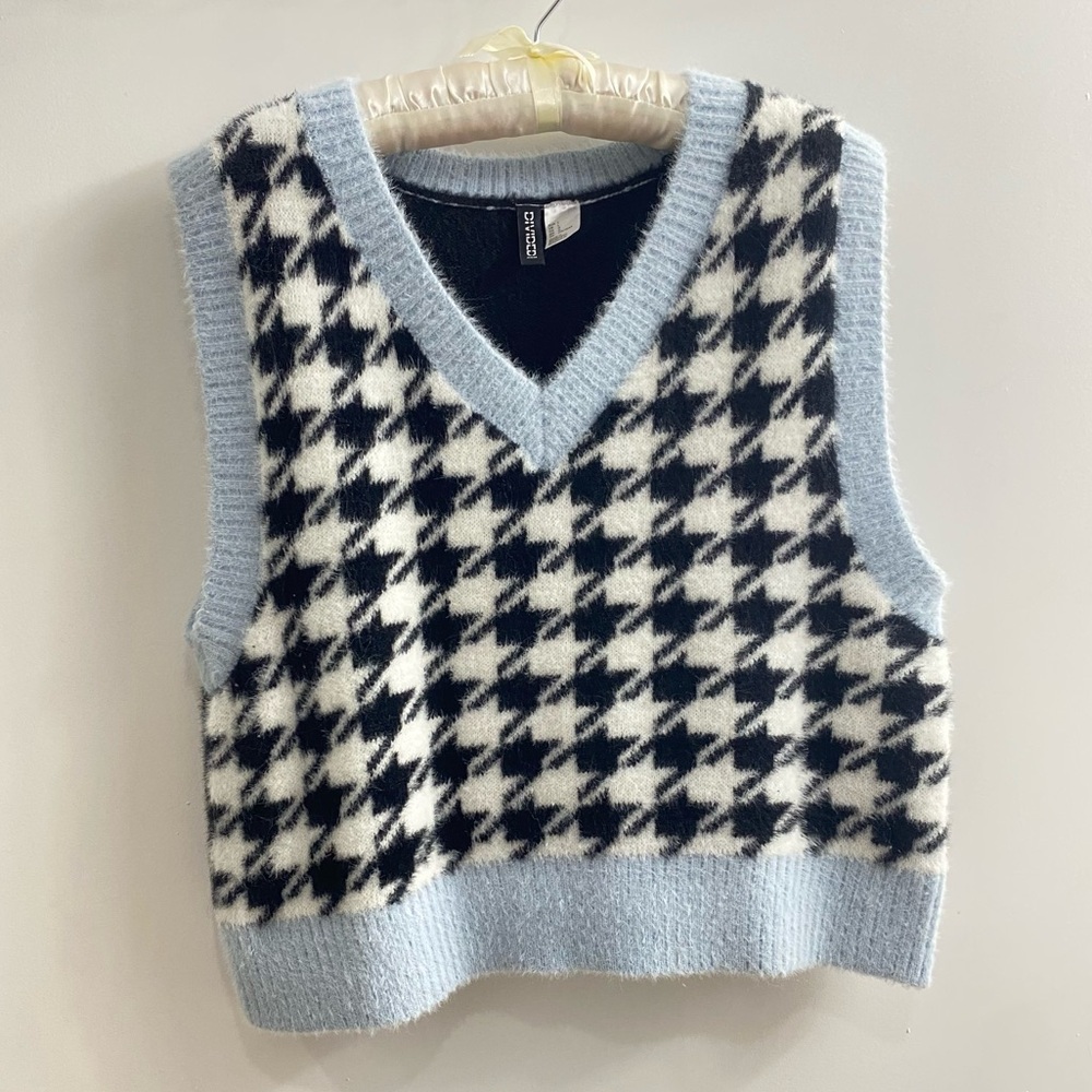 H&M Jacquard Knit Sweater V-Neck Vest Light Blue, Black & White Size L